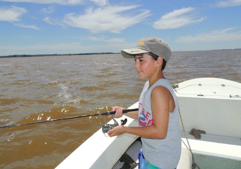 Niño pescando
