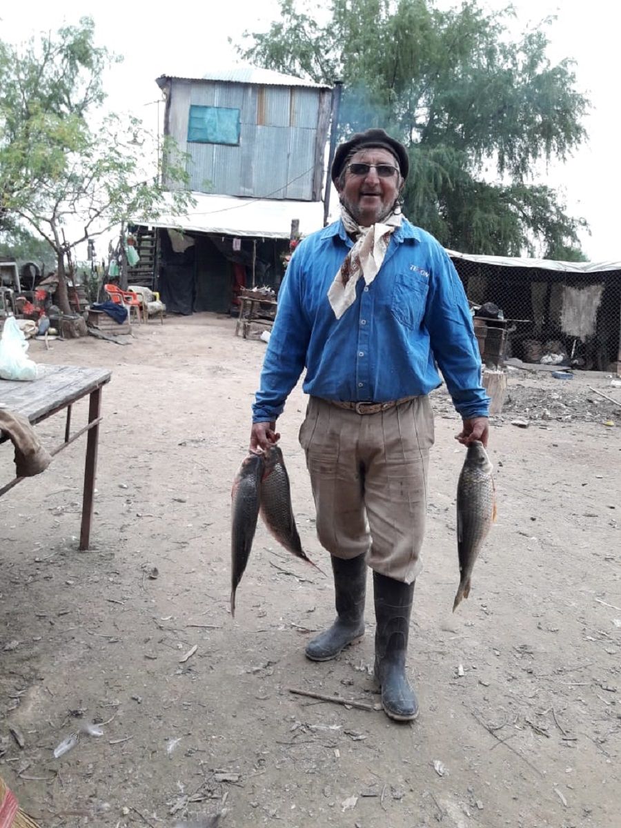 Ciro en su rancho mostrando orgulloso el resultado de la pesca