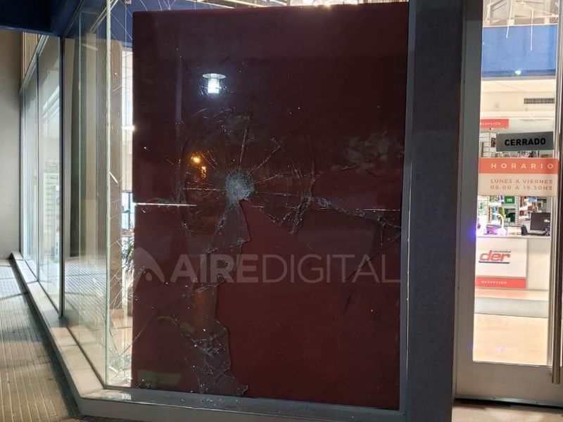 A pesar del espesor del vidrio, los 14 golpes que le dio el ladrón lo destrozaron