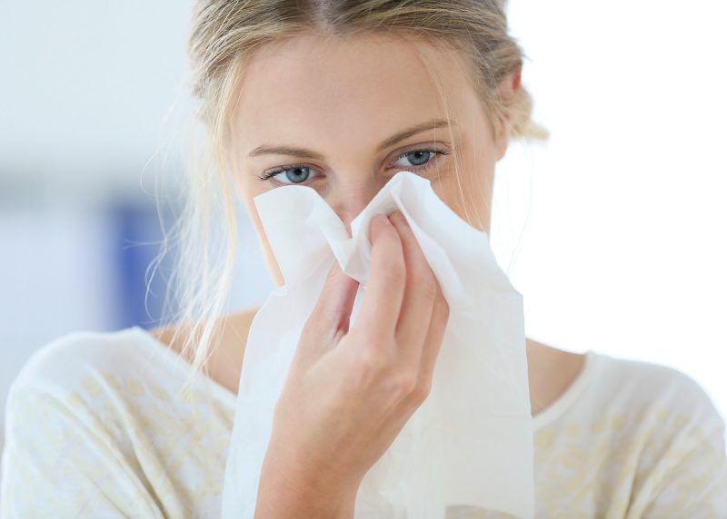 mujer con goteo nasal