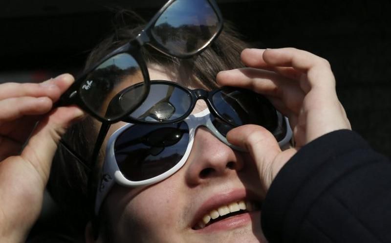 No intentes ver el eclipse de Sol con anteojos
