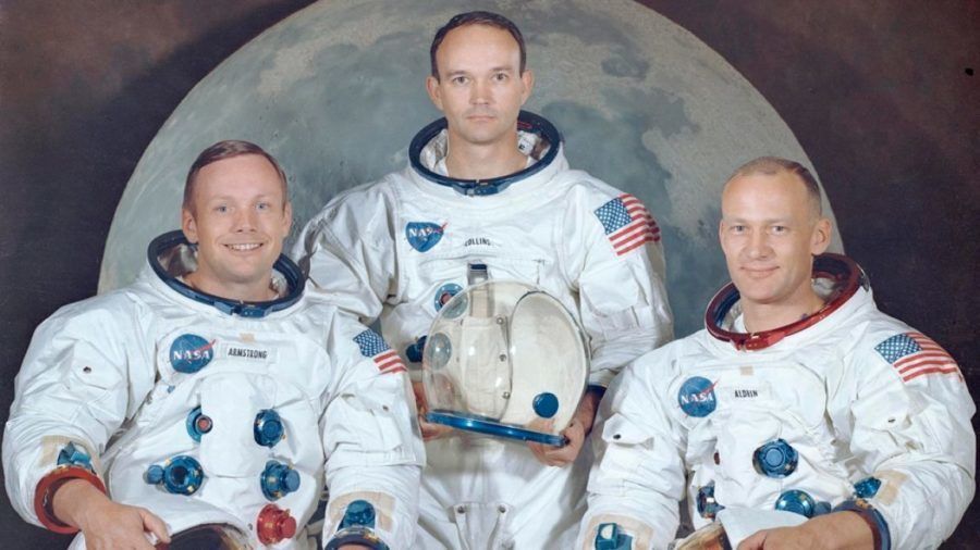 La tripulación del Apolo 11 estaba formada por (de izquierda a derecha) el comandante de la misión (y primer hombre sobre la Luna), Neil Armstrong; el comandante del módulo, piloto Michael Collins; y el piloto del módulo lunar, Edwin (Buzz) Aldrin Jr.