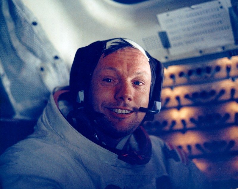 El astronauta norteamericano Neil Armstrong fue el primer hombre que pisó la Luna.