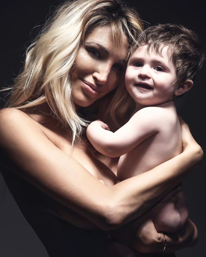 Polémica con Vicky Xipolitakis: se fotografió desnuda con su hijo