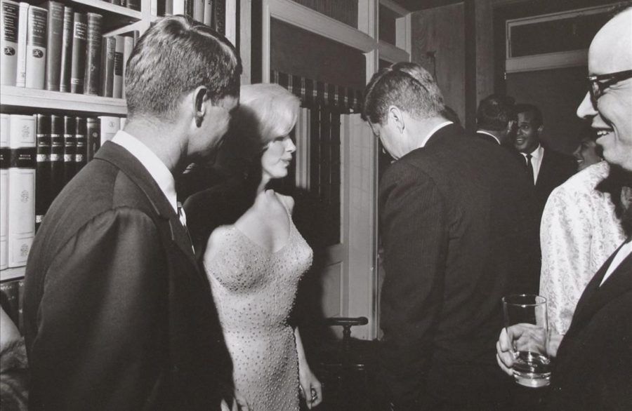 Marilyn Monroe junto a John F. Kennedy.