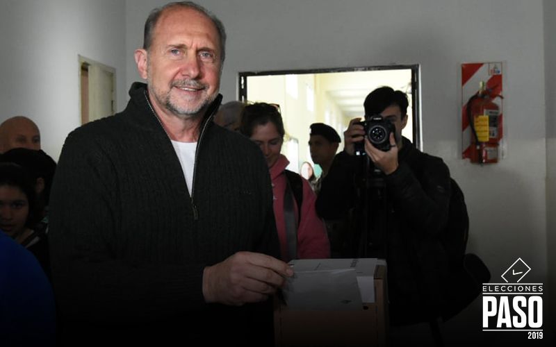 Omar Perotti votando en las elecciones paso