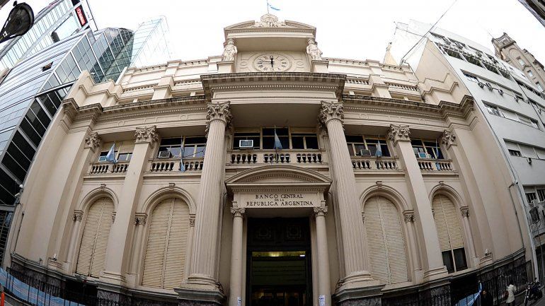 En un mes y medio, los argentinos sacaron casi 10.000 millones de dólares de los bancos