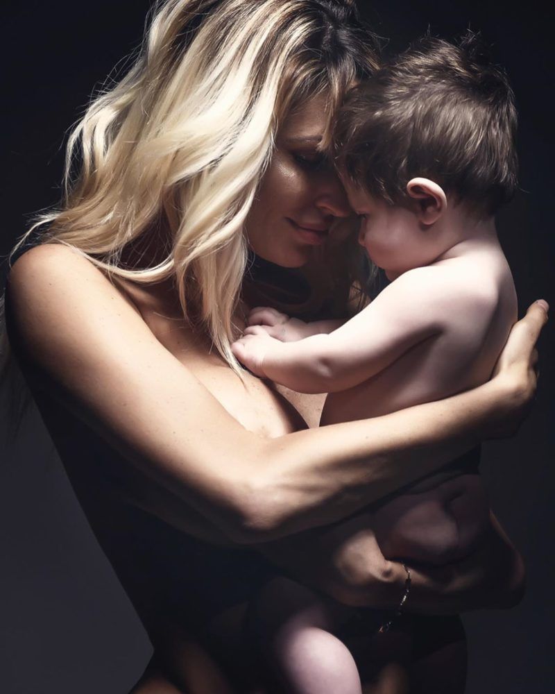 Polémica con Vicky Xipolitakis: se fotografió desnuda con su hijo