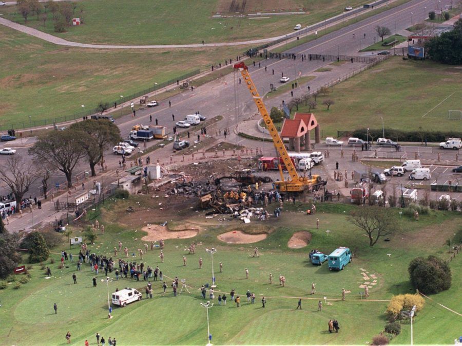 Antes de despegar del Aeropuerto Jorge Newery y sin posibilidad de levantar vuelo, a las 20:54 el avión rompió las vallas del perímetro de Aeroparque, cruzó la costanera Rafael Obligado e impactó contra máquinas viales y un terraplén cercano al campo de golf, en la zona norte de la ciudad.