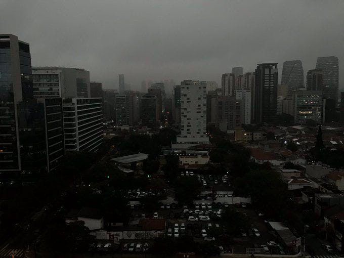 Hace dos semanas que la amazonia brasileña arde. El lunes a las tres de la tarde, a más de tres mil kilómetros del foco del incendio, el humo dejó a oscuras a San Pablo. Foto: Leandro Mota