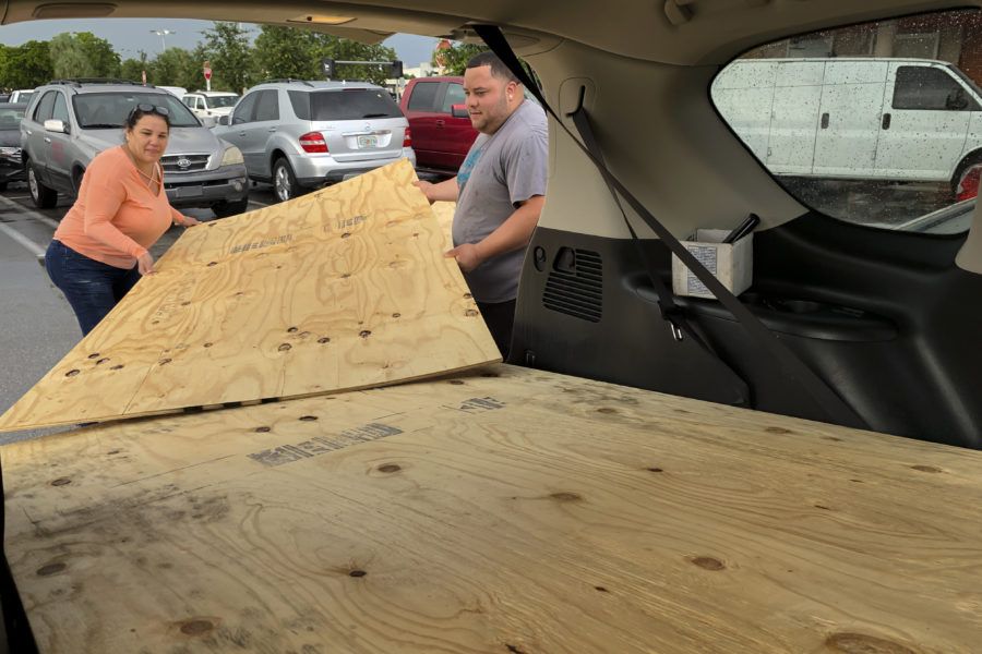 Miami, Estados Unidos: Los residentes de Miami cargan madera contrachapada en Home Depot en West Miami, en preparación para el huracán Dorian.