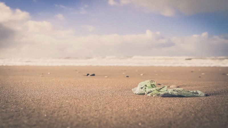 plastico en la playa