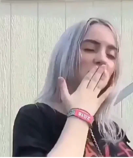 Los fans de Billie Eilish descubren cómo y con quién fue su primer beso