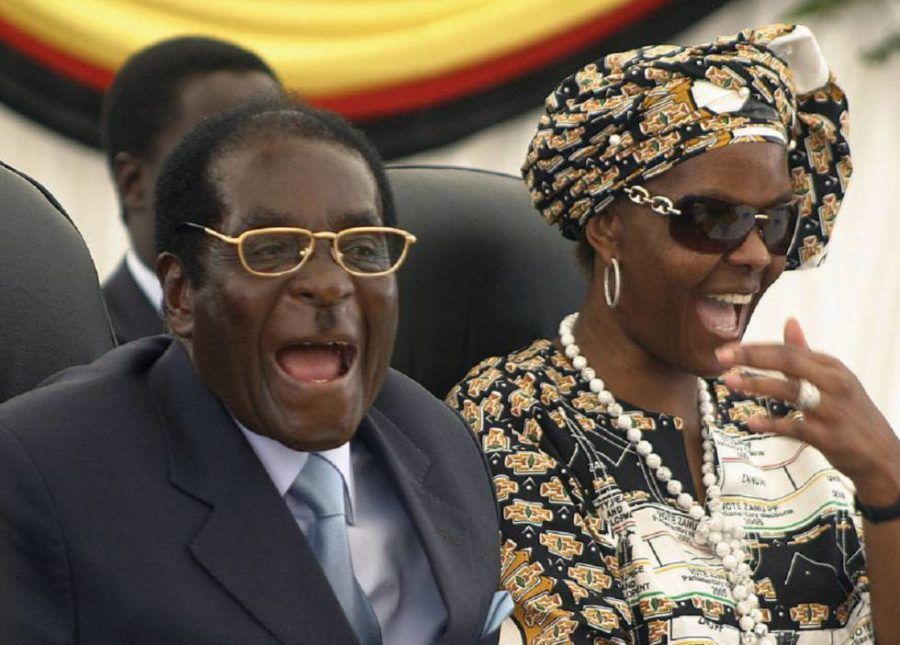 El presidente de Zimbabue, Robert Mugabe, y su mujer, Grace, en 2008. AP