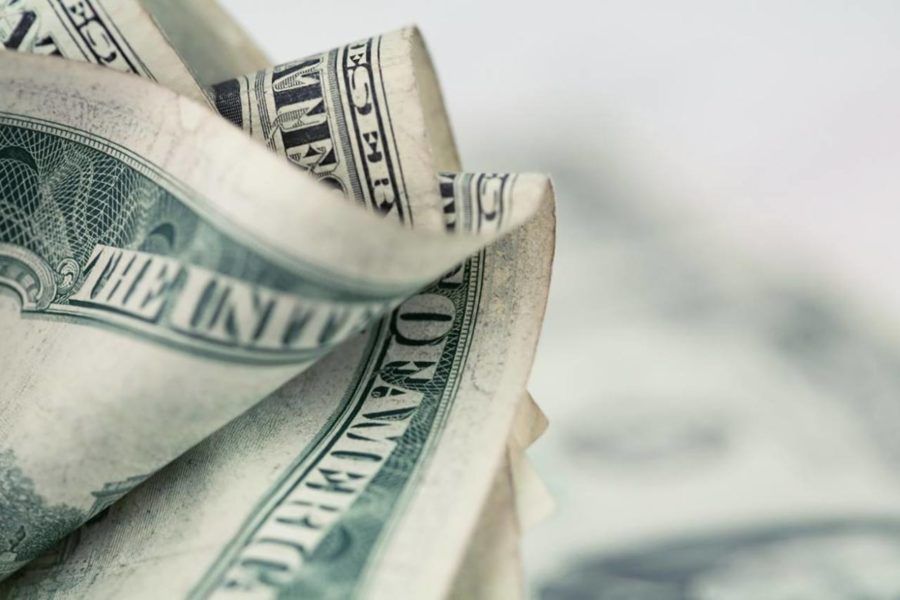 El dólar cotiza a $57 y el riesgo país baja a 2.061 puntos