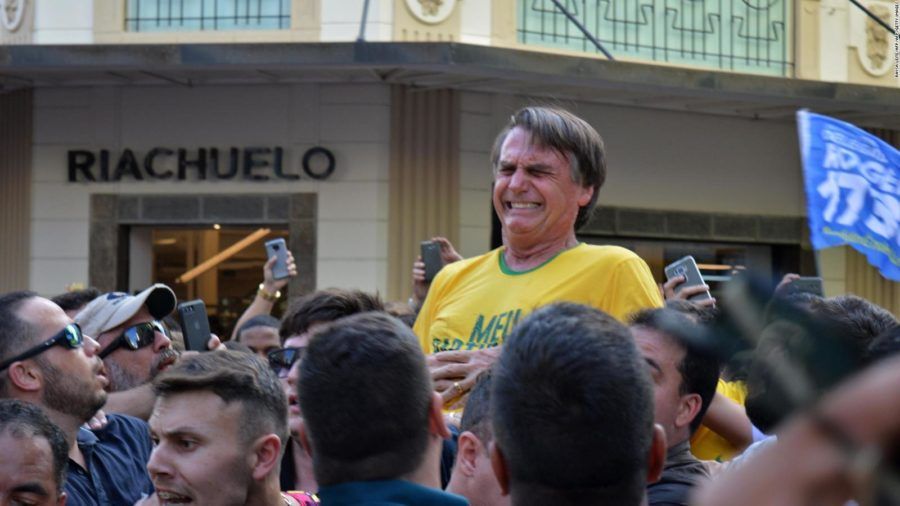 Durante su campaña presidencial, Jair Bolsonaro fue herido en el pecho con un cuchillo y tuvo que ser operado porque la estocada le alcanzó el hígado.