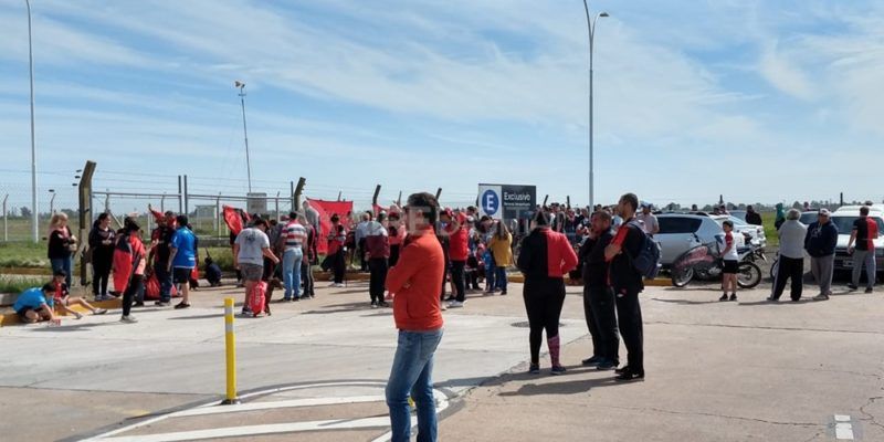 LLegó el avión de Colón al aeropuerto de Sauce Viejo con los finalistas de la Copa Sudamericana
