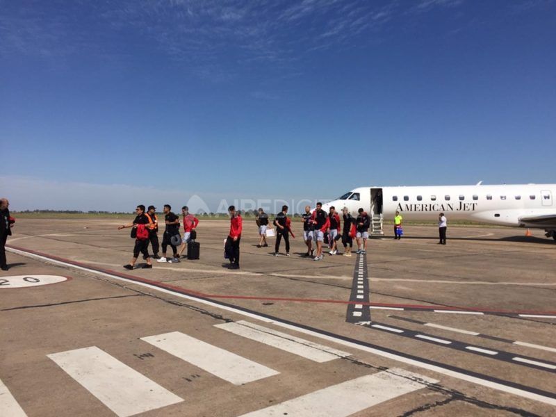 LLegó el avión de Colón al aeropuerto de Sauce Viejo con los finalistas de la Copa Sudamericana