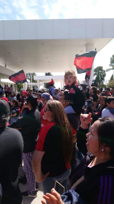LLegó el avión de Colón al aeropuerto de Sauce Viejo con los finalistas de la Copa Sudamericana