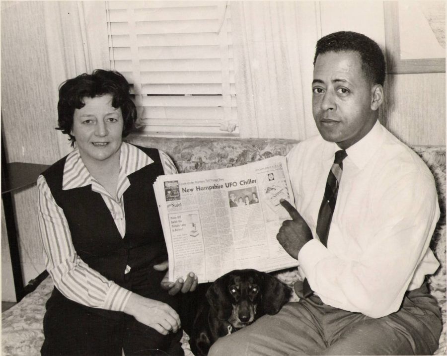 Betty y Barney Hill alcanzaron la fama al afirmar que habían sido secuestrados por supuestos seres alienígenas entre el 19 y el 20 de septiembre de 1961.