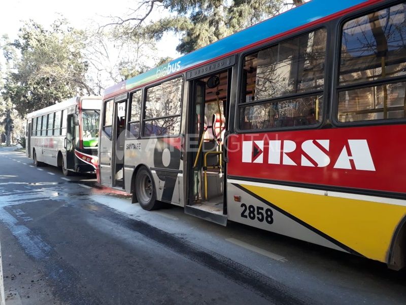 Se incendió un colectivo ERSA de la línea 9 en Bulevar Gálvez al 1800