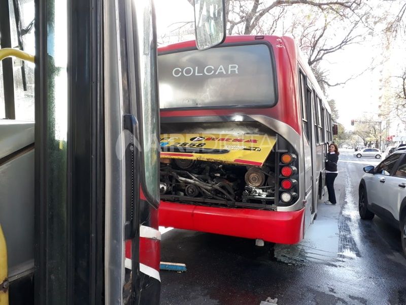 Se incendió un colectivo ERSA de la línea 9 en Bulevar Gálvez al 1800