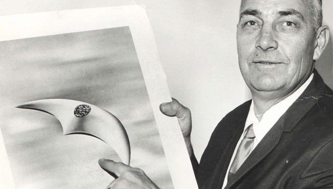 El dibujo del supuesto objeto que vio en el cielo el piloto Kenneth Arnold.