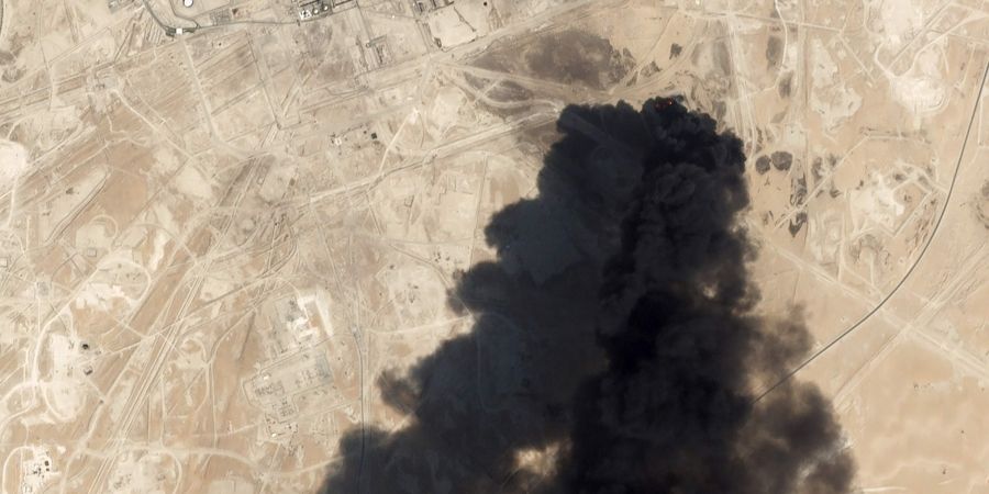 Imagen satelital proporcionada por NASA Worldview muestra incendios del ataque con drones contra dos grandes instalaciones petroleras en el este de Arabia Saudita. (Foto | AP)