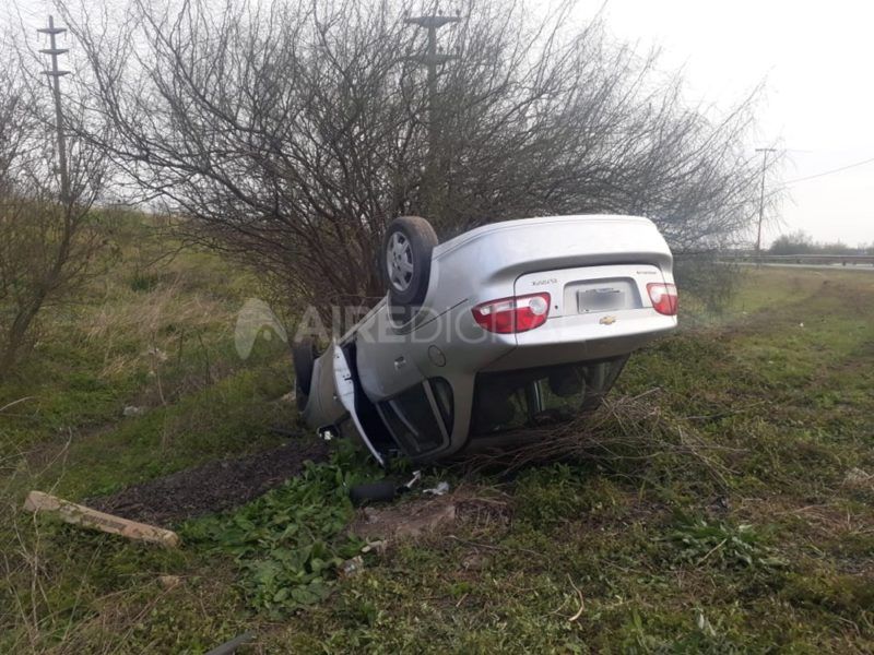 Vuelco en circunvalación oeste: una mujer perdió el control de su vehículo y despistó