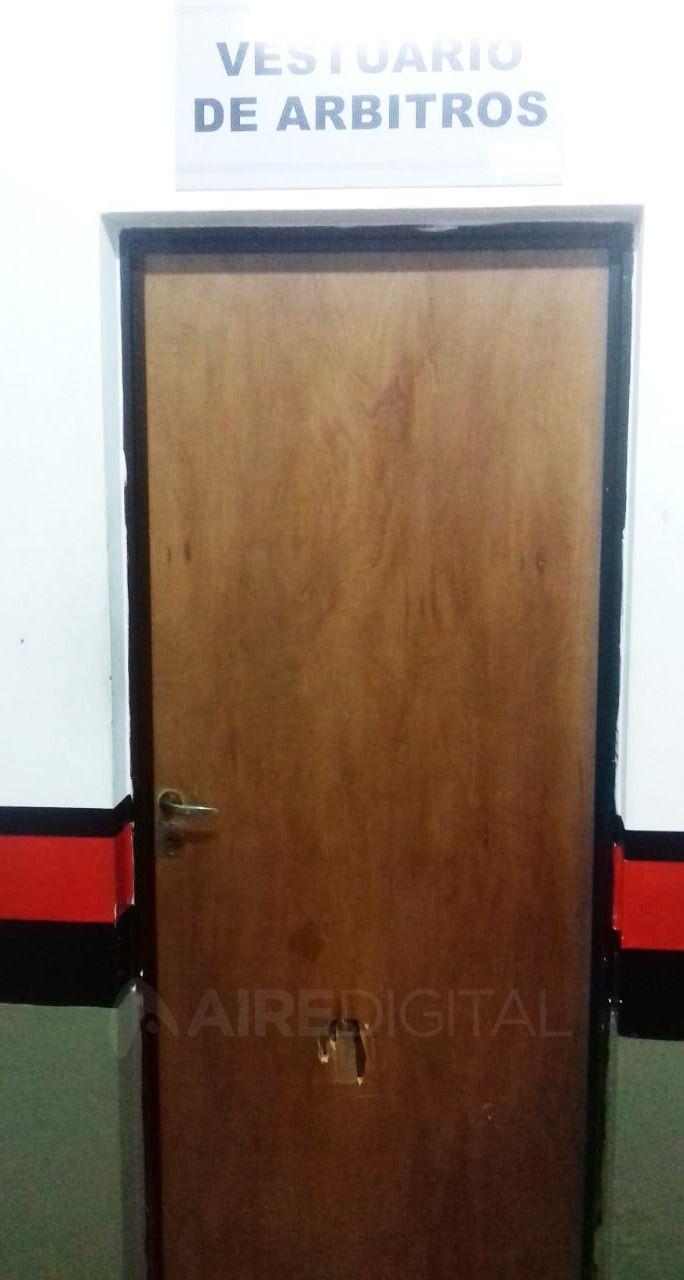 puerta vestuario árbitros colón