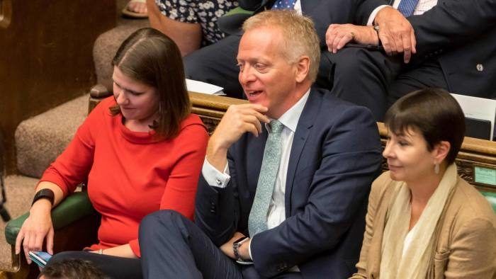 Phillip Lee en el Parlamento el martes con la líder de la Lib Dem Jo Swinson, izquierda y Caroline Lucas de los Verdes © Roger Harris / Parlamento del Reino Unido