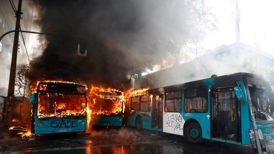 Manifestantes quemaron colectivos en Santiago de Chile.