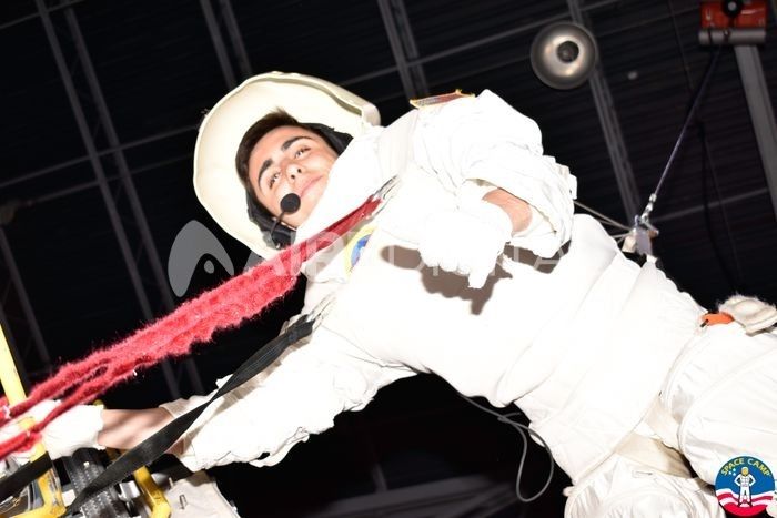 Santi Ciprian: “Con un arnés quedábamos flotando a unos metros del piso y en frente nuestro teníamos lo que simulaba ser una estación espacial. Te daban una serie de consignas y herramientas para trabajar y vos tenías que hacerlo, pero todo esto con el esfuerzo de estar flotando. Además las cosas se te podían caer y las perdías en el ‘espacio’”.