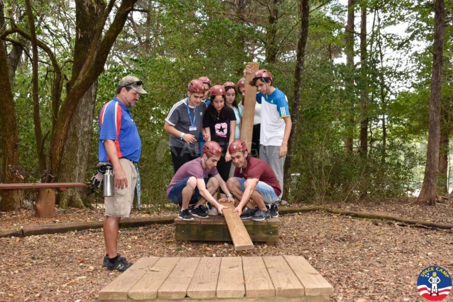 Una de las actividades en el Área 51. Trabajo en grupo para pasar con dos tablas a 3 superficies distintas, sin tocar el piso.