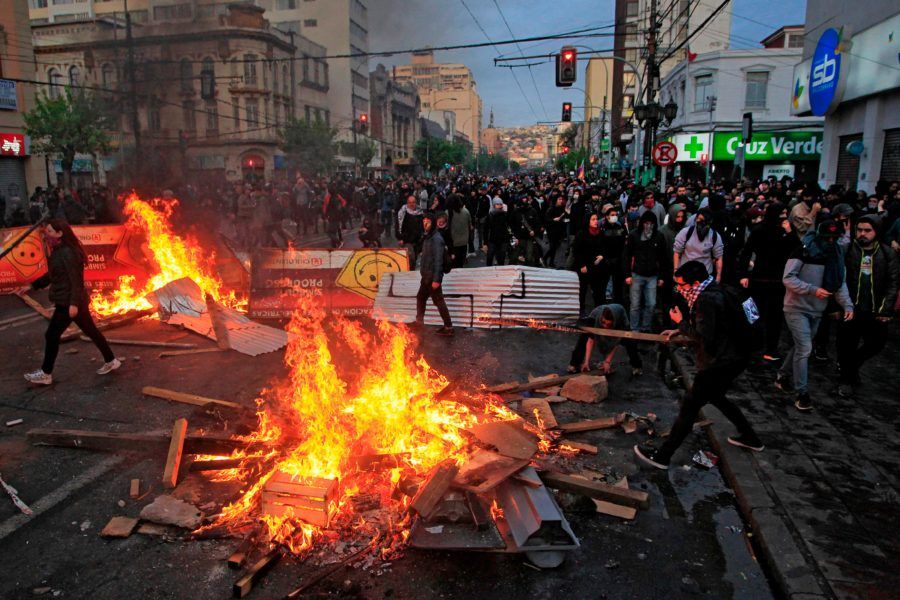 Chile se encuentra paralizado el domingo, con prácticamente todo el comercio cerrado, suspensiones y cancelaciones de vuelos en el aeropuerto y un escasísimo transporte público, en medio de las peores protestas desde el retorno a la democracia en 1990, que suman tres muertos.