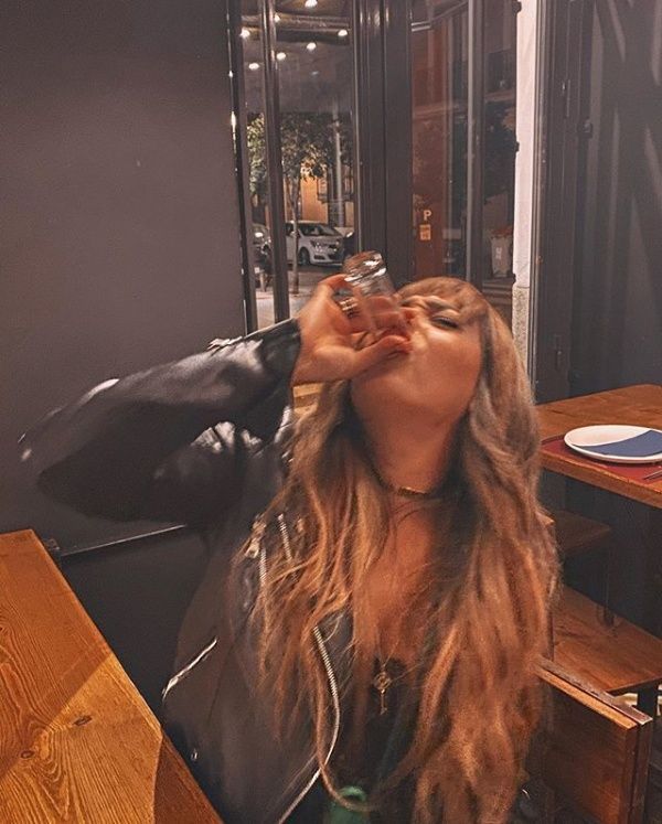 ¡Qué carita! Danna Paola se tomó unos tequilas demás