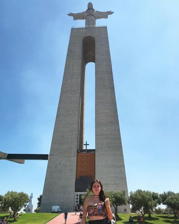 Celia Lora lució sus encantos frente a imágenes religiosas