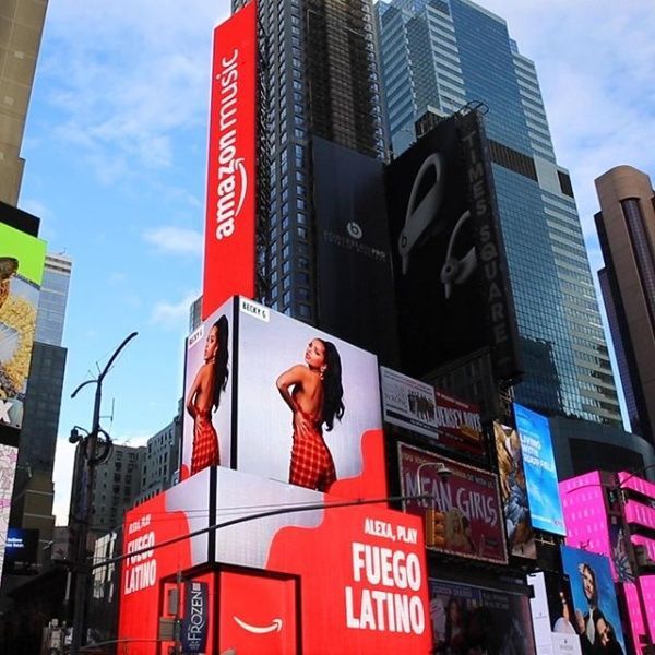 ¡Que hermosa! Becky G luce “MALA SANTA” en el Times Aquare 