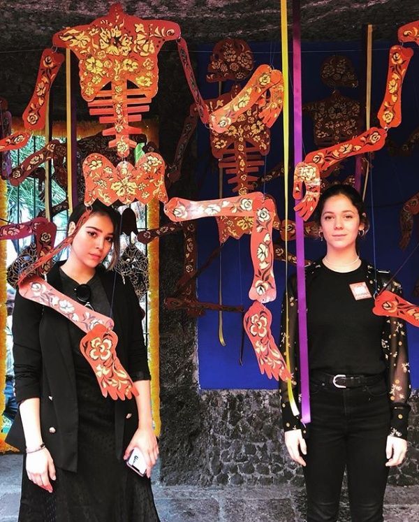 Danna Paola de visita en la casa de Frida Kahlo con su amiga española