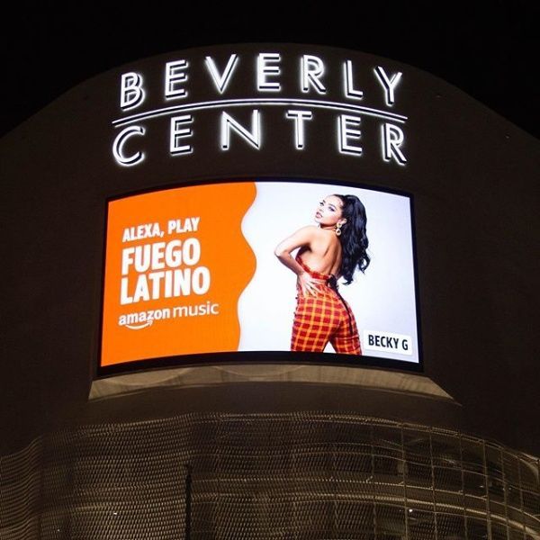 ¡Que hermosa! Becky G luce “MALA SANTA” en el Times Aquare 