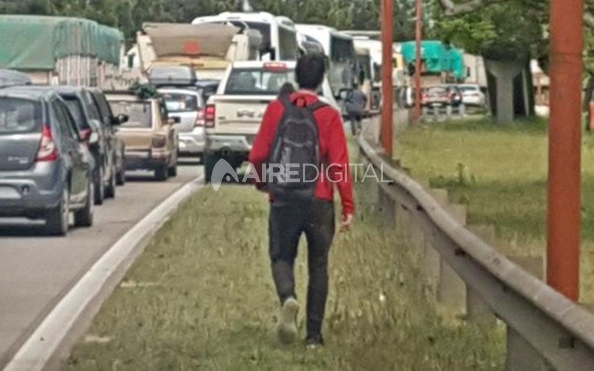 Los pescadores cortan el acceso a Santa Fe en el ingreso al Viaducto Oroño en la Ruta Nacional 168