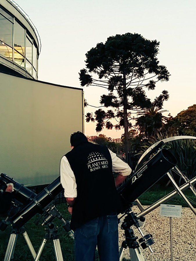 Preparando los elementos en el Planetario Galileo Galilei.