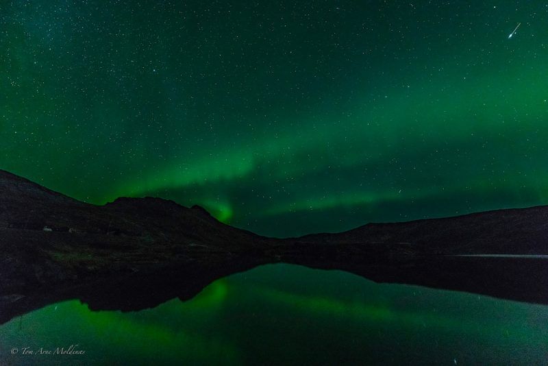 Auroras boreales fotografiadas desde la isla de Senja, Noruega, la noche del 3 de octubre de 2019. En la zona superior-derecha se puede ver un meteoro. Crédito: Tom Arne Moldenæs