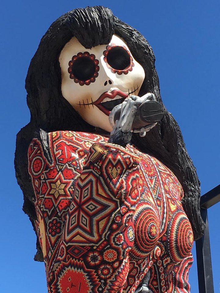 Artistas mexicanos crean la catrina de Selena Quintanilla