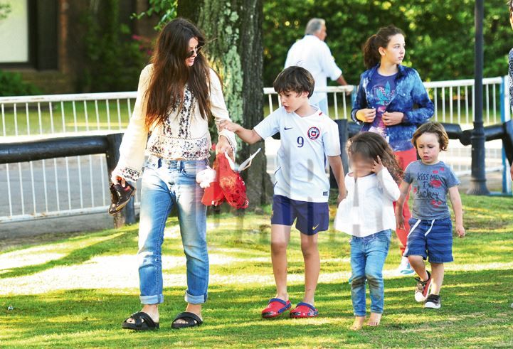 La China con dos de los hijos de Pampita