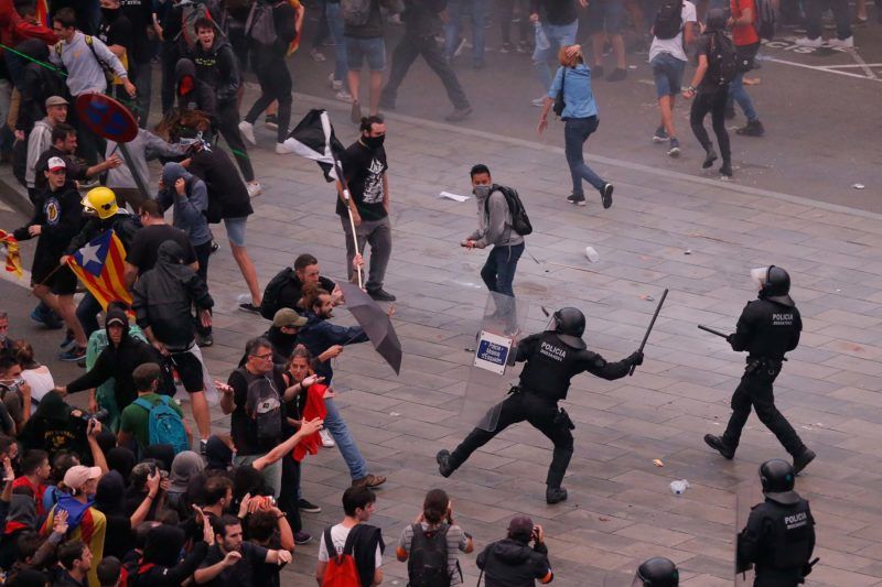 Enfrentamientos entre la policía y manifestantes en Barcelona