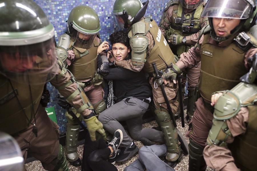 Saqueos, incendios, barricadas y enfrentamientos: siguen los conflictos en las calles de Chile