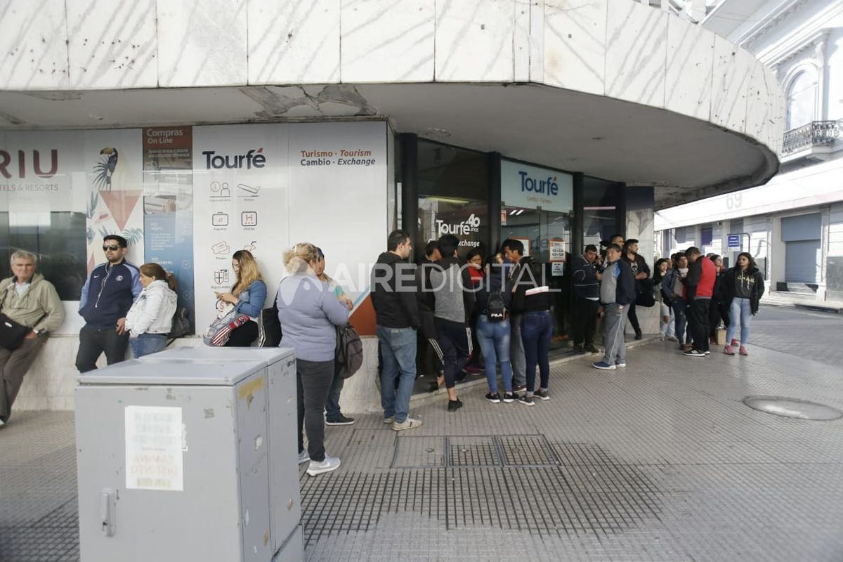 Largas filas continúan este viernes para comprar dólares. Maiquel Torcatt.
