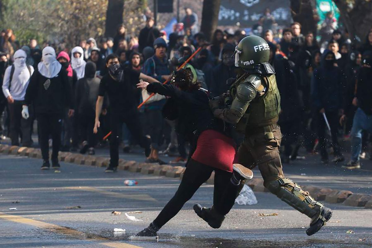 Este viernes, el gobierno chileno informó que se registraron bajas importantes en los números de lesionados y detenidos. El único índice que aumentó fue el de fallecidos, luego que muriera un ciudadano peruano herido a bala por el dueño de un local saqueado el pasado martes.