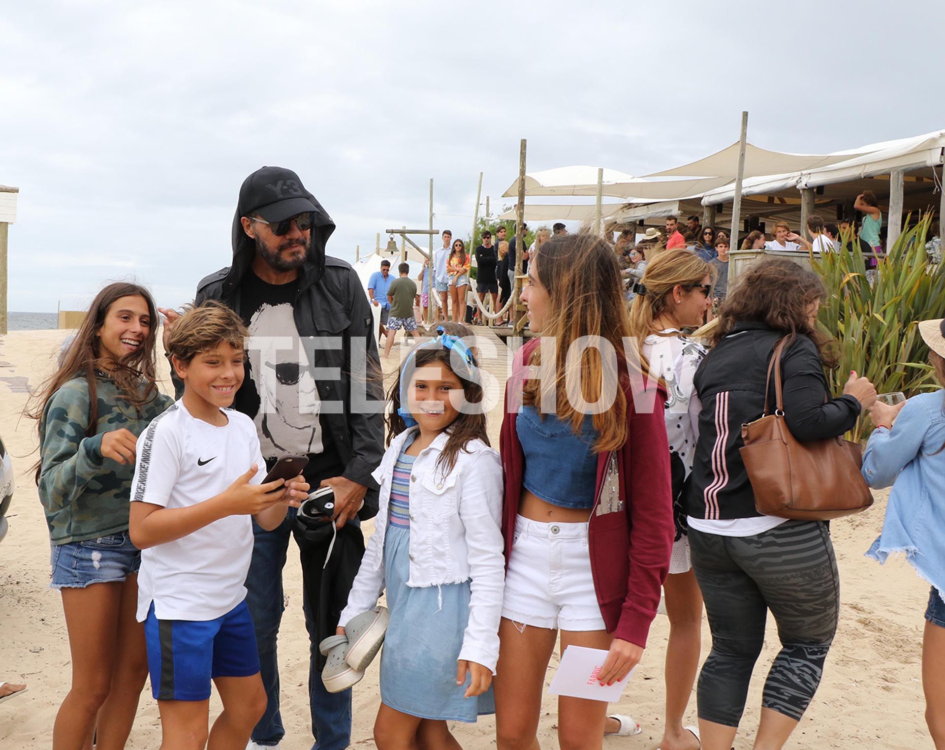 Marcelo Tinelli se sacó selfies con la gente en la playa y ...
